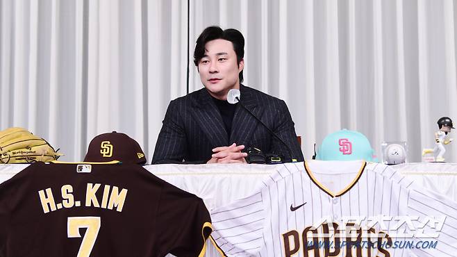 MLB 샌디에이고 파드리스 김하성이 20일 삼성동 리베라호텔에서 열린 기자회견에서 소감을 말하고 있다.  김하성은 골든글러브 2개 부문(2루수, 유틸리티) 최종 후보에 올랐고, 유틸리티 부문 골든글러브를 수상했다.  삼성동=최문영 기자 deer@sportschosun.com/2023.11.20/