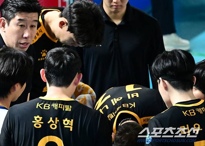 KB손해보험 후인정 감독이 19일 삼성화재전서 작전지시를 하고 있다. 사진제공=KOVO