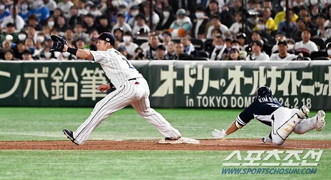 19일 일본 도쿄돔에서 열린 2023 아시아 프로야구 챔피언십(APBC) 한국과 일본의 결승전. 10회초 무사 1,2루 김도영이 내야 땅볼 때 1루를 향해 몸을 날리고 있다. 도쿄(일본)=박재만 기자 pjm@sportschosun.com/2023.11.19/