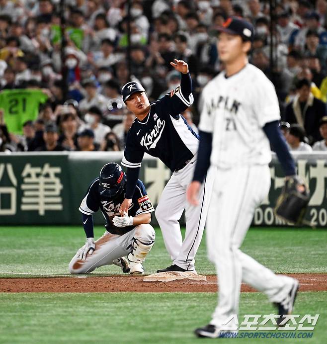 19일 일본 도쿄돔에서 열린 2023 아시아 프로야구 챔피언십(APBC) 한국과 일본의 결승전. 10회초 무사 1,2루 김도영이 내야 땅볼 때 1루를 향해 몸을 날린 뒤 손가락 통증을 호소하고 있다. 도쿄(일본)=박재만 기자 pjm@sportschosun.com/2023.11.19/