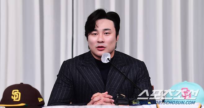 MLB 샌디에이고 파드리스 김하성이 20일 삼성동 리베라호텔에서 열린 기자회견에서 포즈를 취하고 있다.  김하성은 골든글러브 2개 부문(2루수, 유틸리티) 최종 후보에 올랐고,  유틸리티 부문 골든글러브를 수상했다.  삼성동=최문영 기자 deer@sportschosun.com/2023.11.20/