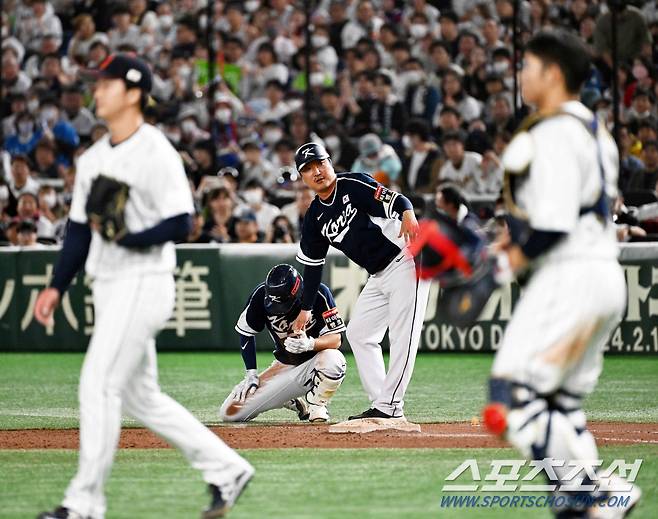 19일 일본 도쿄돔에서 열린 2023 아시아 프로야구 챔피언십(APBC) 한국과 일본의 결승전. 10회초 무사 1,2루 김도영이 내야 땅볼 때 1루를 향해 몸을 날린 뒤 손가락 통증을 호소하고 있다. 도쿄(일본)=박재만 기자 pjm@sportschosun.com/2023.11.19/