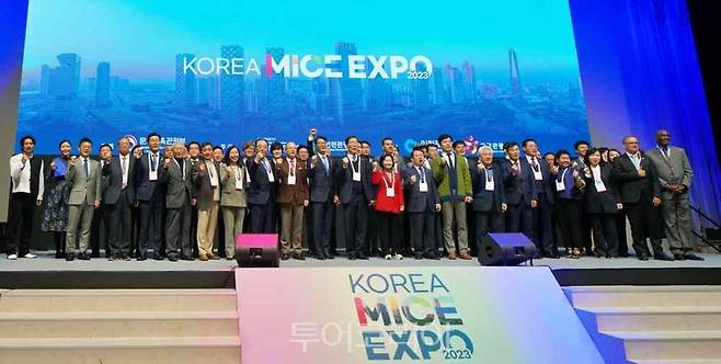 지난 16-17일 인천 송도컨벤시아에서 열린 '2023 코리아 마이스 엑스포(KOREA MICE EXPO 2023) 개막식에서 참가자들이 기념사진을 찍고 있다. 