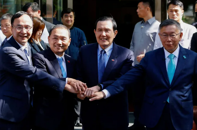 대만 총통 선거에 출마하는 국민당 허우유이 후보(왼쪽에서 두 번째)와 민중당 커원저 후보(오른쪽에서 첫 번째)가 지난 15일 후보 단일화에 합의한 뒤 마잉주 전 총통(오른쪽에서 두 번째)과 손을 맞잡고 있다. 이날 합의는 양측 간 의견 차이로 결렬됐다. [이미지출처=AFP연합뉴스]