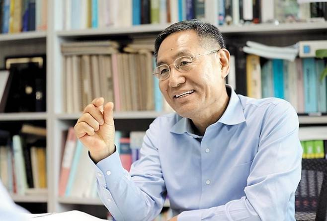 선양국 교수가 지난 9일 한양대 연구실에서 가진 인터뷰에서 “2차전지 시장이 반도체를 능가할 것이며, 우리 기업들이 핵심 기술을 지속적으로 개발해 가면 2차전지의 삼성전자도 나올 수 있다”고 했다. /남강호 기자