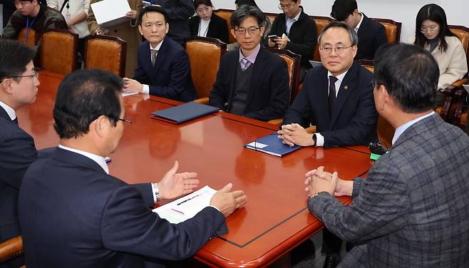 고기동(오른쪽 두 번째) 행정안전부 차관이 20일 오후 서울 여의도 국회 행정안전위원장실에서 김교흥 행정안전위원장, 김용판 국민의힘 간사, 강병원 더불어민주당 간사에게 정부 전산망 마비 관련 보고를 하고 있다./뉴시스