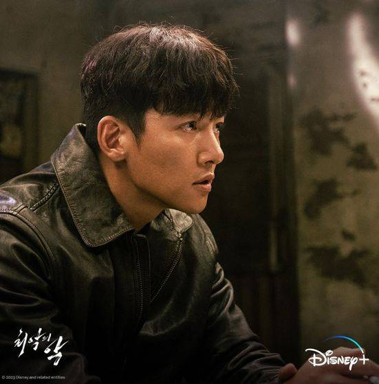 물 만난 배우 지창욱 ⓒ