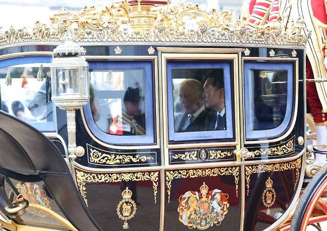 영국을 국빈 방문 중인 윤석열 대통령이 21일(현지시간) 찰스 3세 국왕과 함께 마차를 타고 런던 버킹엄궁으로 향하고 있다. ⓒ뉴시스