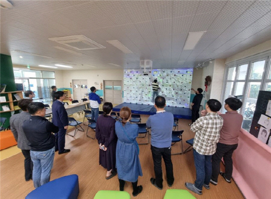 별량초등학교에서 지난달 30일 학생과 교직원, 교육 관련 관계자들이 실내 암벽등반(클라이밍) 시스템 학생 시연을 참관하고 있다.