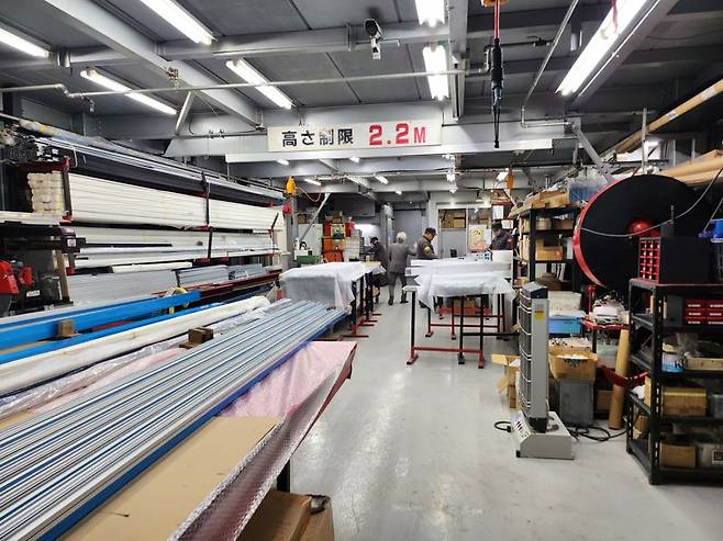 '요코비키셔터' 공장에서 직원들이 셔터를 만들고 있는 모습. 사진=고용노동부 공동취재단