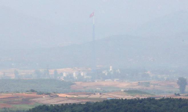 30일 오후 경기도 파주시 오두산통일전망대에서 바라본 북한 황해북도 판문군 기정동 마을에 인공기가 나부끼고 있다. 북한 군부 2인자인 리병철 노동당 중앙군사위원회 부위원장은 이날 조선중앙통신을 통해 "군사정찰위성 1호기를 6월에 곧 발사할 계획＂이라고 밝혔다. 2023.5.30/뉴스1 ⓒ News1 구윤성 기자 /사진=뉴스1