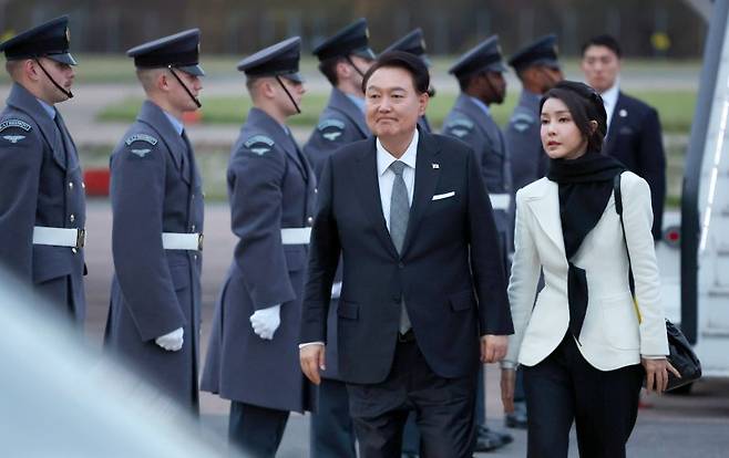 [런던=뉴시스] 전신 기자 = 영국을 국빈 방문한 윤석열 대통령과 부인 김건희 여사가 20일(현지시간) 런던 스탠스테드 국제공항에 도착해 차량으로 이동하고 있다. 2023.11.21. photo1006@newsis.com /사진=뉴시스