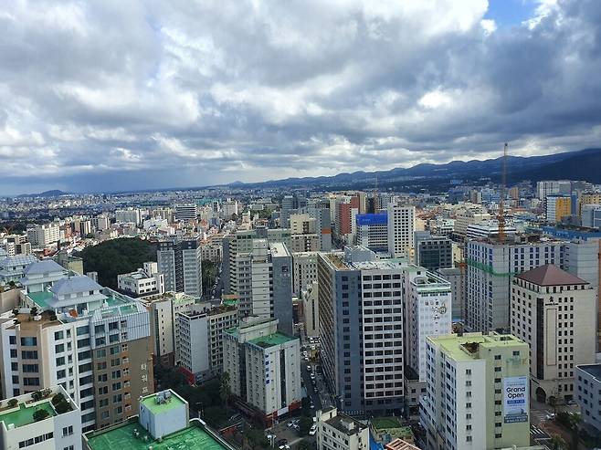 제주 이주 열풍이 사그라지는 가운데 14년 만에 제주도를 빠져나가는 전출 인구가 전입 인구보다 많은 순유출을 기록할 것으로 보인다. 사진은 제주시 신제주 전경. 허호준 기자