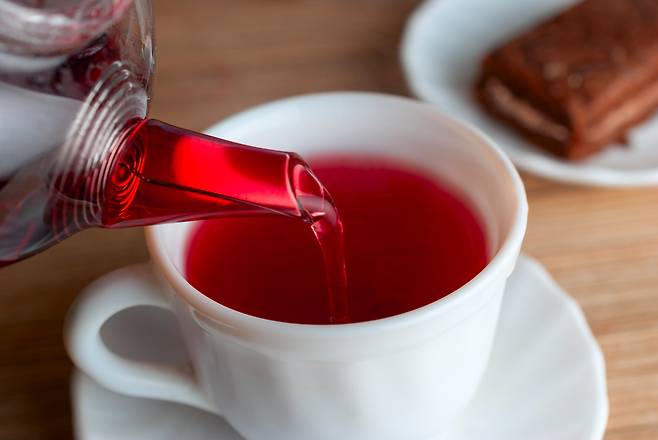 생리통이 심한 사람은 평소 히비스커스차, 생강차, 캐모마일차 등을 마시는 게 증상 완화에 도움될 수 있다./사진=클립아트코리아