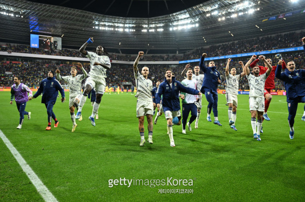 이탈리아 축구대표팀 선수들이 21일 우크라이나전 무승부로 유로 2024 본선 진출을 확정한 뒤 기뻐하고 있다. 사진=게티이미지