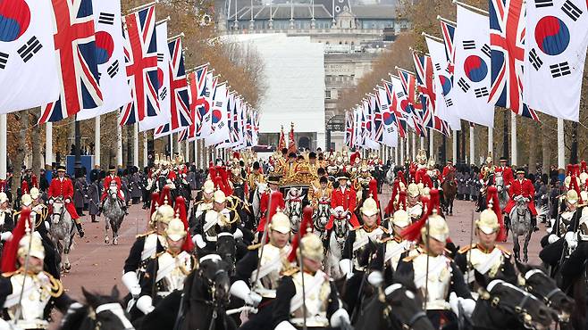 버킹엄궁 향하는 윤석열 대통령과 찰스 3세 영국 국왕 탑승 마차 [사진 제공: 연합뉴스]