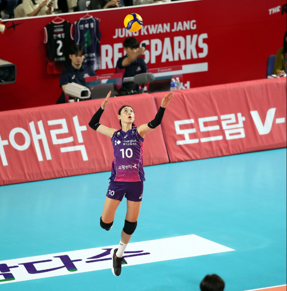 흥국생명 김연경이 21일 열린 정관장과 원정 경기 도중 서브를 넣고 있다. [사진=발리볼코리아닷컴]