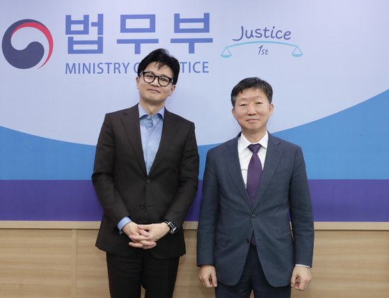 한동훈 법무부 장관(왼쪽)이 20일 정부과천청사에서 우병렬 신임 이민정책연구원장과 기념촬영을 하고 있다. [뉴시스]