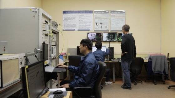 LIG 넥스원 직원들이 실내 시험장에서 대포병탐지레이더-Ⅱ 안테나의 성능 시험을 진행하고 있다. 방위사업청