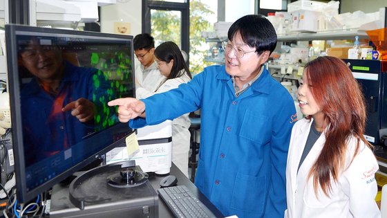 김찬혁 KAIST 생명과학과 교수가 지난달 25일 대전 KAIST 본원 학과 연구실에서 제자들과 대화하고 있다. 프리랜서 김성태