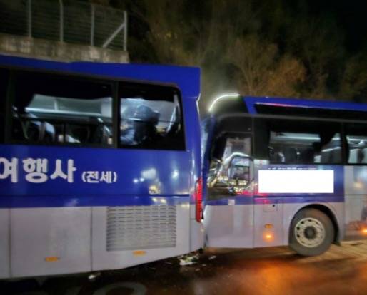 ▲ 21일 오후 6시 21분쯤 홍천군 홍천읍 하오안리 국도 44호선에서 리조트 통근 버스가 앞선 통근 버스를 들이받아 27명이 다쳤다.