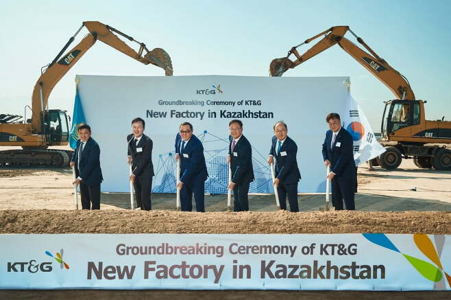 카자흐스탄 알마티주에서 10월 11일 열린 KT&G 신공장 착공식에서 백복인 KT&G 사장(왼쪽 넷째)이 기념행사를 하고 있다. 사진=KT&G 제공