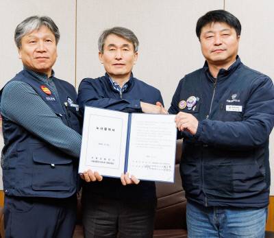 이양섭 서울교통공사통합노동조합 위원장, 백호 서울교통공사 사장, 명순필 서울교통공사노동조합 위원장(왼쪽부터)이 21일 서울교통공사 본사 회의실에서 본교섭을 마친 뒤 노사합의서를 들고 있다. 서울교통공사 제공