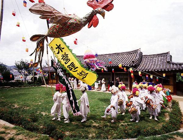 국가무형문화재 수영야류 한 장면.
