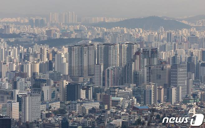 (서울=뉴스1) 이재명 기자 사진은 이날 오전 서울 남산에서 바라본 아파트 단지 모습. 2023.11.9/뉴스1  Copyright (C) 뉴스1. All rights reserved. 무단 전재 및 재배포,  AI학습 이용 금지.