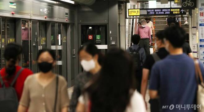 서울 광화문역사 내에서 시민들이 발걸음을 옮기고 있다./사진=김휘선 기자