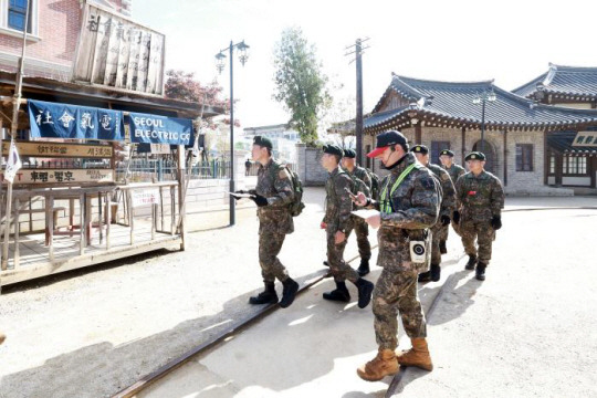 육군훈련소 훈련병들이 충남 논산시 선샤인랜드 세트장에서 로드맵을 보면서 미션 장소를 찾고 있다. 국방일보 제공