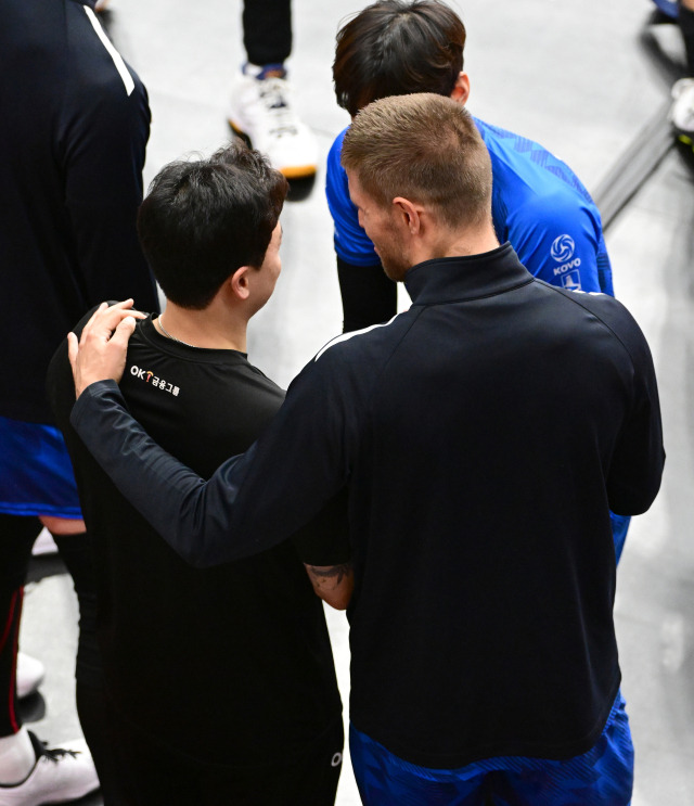 한국전력 타이스가 OK금융그룹 황동일 코치와 반갑게 이야기를 나누고 있다 / KOVO(한국배구연맹)