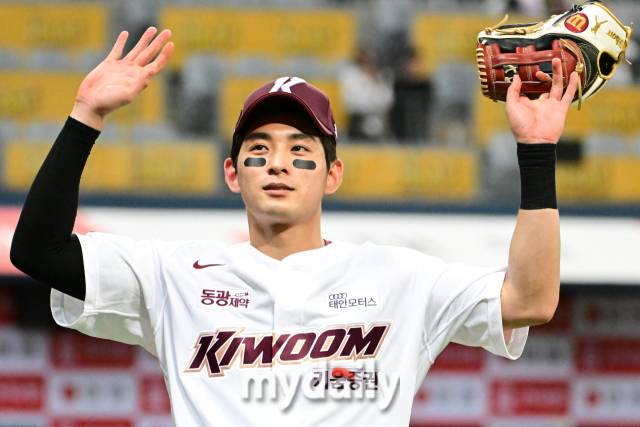 2023년 10월 10일 서울 고척스카이돔에서 진행된 '2023 신한은행 SOL KBO리그' 삼성-키움과의 경기. 키움 이정후가 8회말 대타로 등장한 뒤 경기 종료 후 팬들에게 인사를 하고 있다./마이데일리 