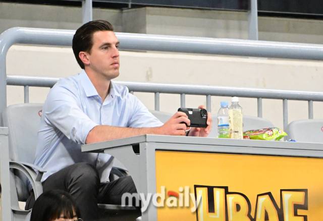 2023년 10월 10일 서울 고척스카이돔에서 진행된 '2023 신한은행 SOL KBO리그' 삼성-키움과의 경기. 메이저리그 샌프란시스코 피트 푸틸라 단장이 경기를 지켜보고 있다./마이데일리 