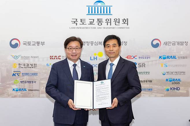 염태영 경기도 경제부지사가 21일 오후 국회 본관에서 김민기 국토교토위원회 위원장을 만나 서한문을 전달했다. (사진=경기도 제공) *재판매 및 DB 금지