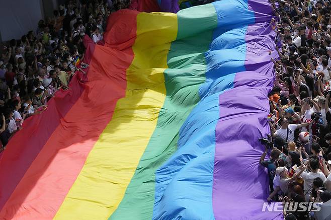 [AP/뉴시스] 태국에서 곧 동성결혼이 합법화할 전망이다. 사진은 올 6월 방콕에서 열린 프라이드 퍼레이드에서 참여자들이 무지개 기를 펼쳐들고 있다