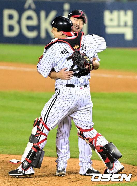 [OSEN=잠실, 지형준 기자] LG 트윈스가 29년 만에 한국시리즈 우승을 차지했다.&nbsp;LG는 13일 서울 잠실구장에서 열린 2023 KBO리그 한국시리즈(7전 4선승제) 5차전 KT와 경기에서 6-2로 승리했다. 이로써 LG는 1차전을 패한 후 4연승을 거두며 한국시리즈 우승을 차지했다.10월초 정규시즌 우승을&nbsp;일찌감치 확정지은 LG는 정규시즌이 끝나고 한국시리즈까지&nbsp;3주 가량 훈련을 하며 준비했다. 플레이오프에서 2연패 후 3연승 리버스 스윕,&nbsp;마법같은 여정으로 한국시리즈에 올라온 KT를 투타에서 압도하며 4승 1패로 승리했다.&nbsp;&nbsp;1994년 우승 이후 무려 29년 만에 숙원인 한국시리즈 우승 한풀이에 성공했다. 염경엽 감독은 넥센, SK 사령탑 시절 이루지 못한 '우승 감독'이 됐다.&nbsp;&nbsp;LG 고우석과 박동원이 우승을 기뻐하고 있다. 2023.11.13 / jpnews.osen.co.kr