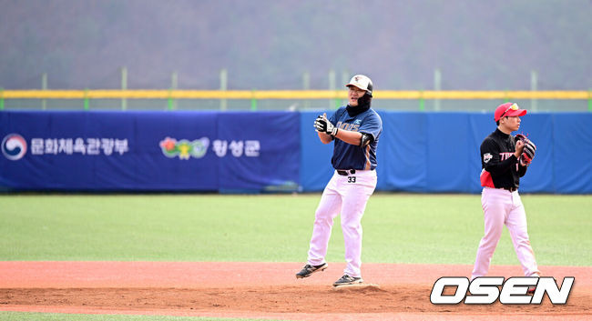 [OSEN=횡성, 최규한 기자] 19일 강원도 횡성 KBO 야구센터에서 '2023 KBO컵 FAN 동호인 야구대회' 결승 KIA(아레스)와 NC(에이포스)의 경기가 열렸다.3회말 2사 3루 상황 NC(에이포스) 김두호가 역전 1타점 2루타를 날리고 2루에 안착해 기뻐하고 있다. 2023.11.19 / dreamer@osen.co.kr