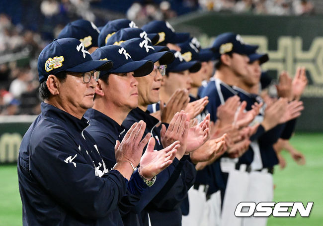 [OSEN=도쿄, 지형준 기자]대한민국 류중일 감독을 비롯한 선수단이 일본 대표팀을 향해 박수를 보내고 있다. 2023.11.19 / jpnews.osen.co.kr