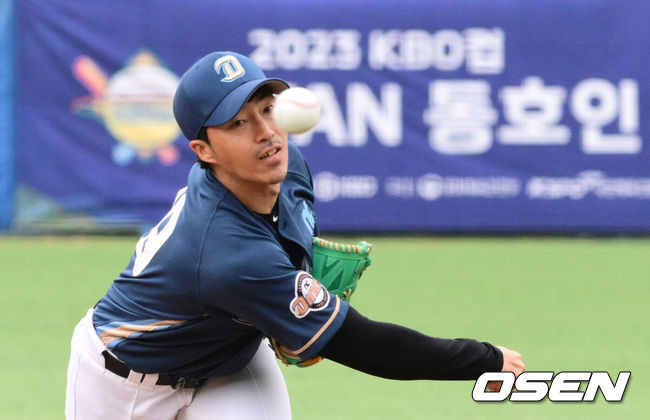 [OSEN=횡성, 조은정 기자] 19일 강원도 횡성 KBO 야구센터에서 '2023 KBO컵 FAN 동호인 야구대회' 준결승전 NC(에이포스)와 두산(프로젝트K)의 경기가 열렸다.1회초 NC(에이포스) 선발 정해천이 힘차게 공을 던지고 있다.  2023.11.19 /cej@osen.co.kr