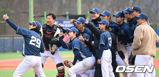 [OSEN=횡성, 최규한 기자] NC(에이포스)가 ‘횡성 최동원’ 정해천의 투혼을 앞세워 KBO컵 FAN 동호인 야구대회 초대 우승팀으로 우뚝 섰다.&nbsp;NC(에이포스)는 19일 강원도 횡성군 KBO야구센터 B구장에서 열린 2023 KBO컵 FAN 동호인 야구대회 KIA(아레스)와의 결승전에서 7-2로 승리했다.&nbsp;전날 1차 라운드에서 롯데(롱비치), 8강에서 키움(파수 언터쳐블)을 차례로 꺾은 NC(에이포스)는 이날 두산(프로젝트K)과의 준결승과 KIA(아레스)와의 결승을 연달아 승리하며&nbsp;2023 KBO컵 FAN 동호인 야구대회 초대 우승팀이 됐다.&nbsp;우승을 거머쥔 NC(에이포스)가 세리머니를 펼치고 있다. 2023.11.19 / dreamer@osen.co.kr
