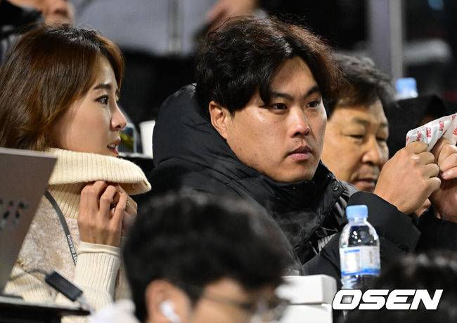 [OSEN=잠실, 최규한 기자] 13일 서울 잠실야구장에서 ‘2023 신한은행 SOL KBO 포스트시즌 한국시리즈’ 5차전 LG 트윈스와 KT 위즈의 경기가 열렸다. 메이저리거 류현진과 아내 배지현이 경기장을 찾아 선수들의 플레이를 지켜보고 있다. 2023.11.13 / dreamer@osen.co.kr