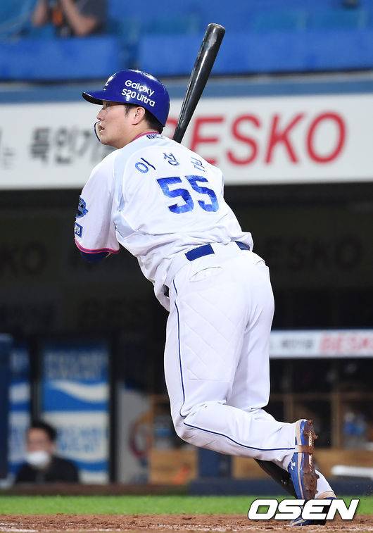 [OSEN=대구, 곽영래 기자] 30일 오후 대구 삼성라이온즈파크에서 '2020 신한은행 SOL KBO리그' 삼성 라이온즈와 한화 이글스의 경기가 열렸다.6회말 1사 삼성 이성곤이 안타를 때려내고 있다. /youngrae@osen.co.kr