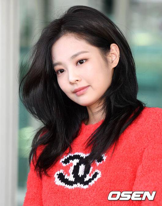 [OSEN=인천공항, 이대선 기자] 걸그룹 블랙핑크 제니가 해외 일정을 위해 29일 오전 인천국제공항을 통해 프랑스 파리로 출국 했다.걸그룹 블랙핑크 제니가 출국장으로 이동하고 있다. /sunday@osen.co.kr