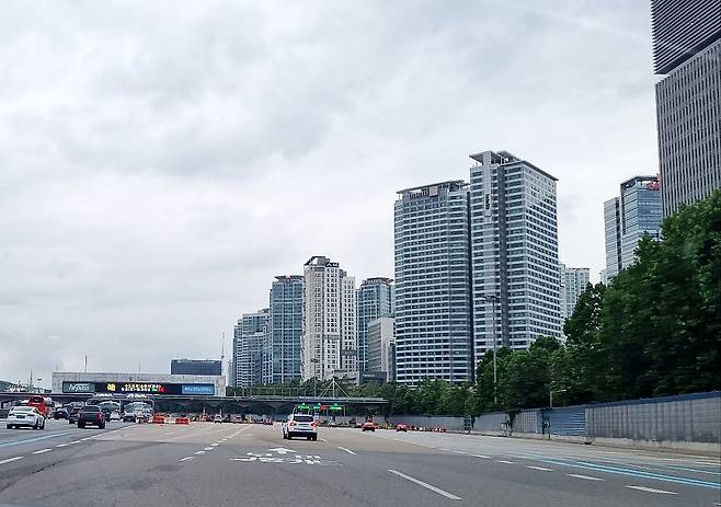 우리나라의 방음벽은 원효대교와 경부고속도로 서초동 구간을 시초로 급속도로 확산되기 시작했다고 한다. 사진은 경부고속도로 서울 톨게이트 주변 모습.