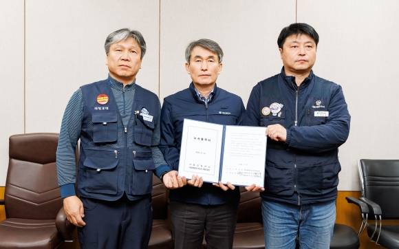 서울교통공사 노사 임단협 협상 타결 - 서울교통공사 노사가 21일 임금 및 단체협약 협상을 타결했다. 22일 예정됐던 2차 파업은 철회돼 서울 지하철은 정상 운영된다. 왼쪽부터 이양섭 서울교통공사 통합노동조합 위원장, 백호 서울교통공사 사장, 명순필 서울교통공사 노동조합 위원장. 2023.11.21. 서울교통공사 제공