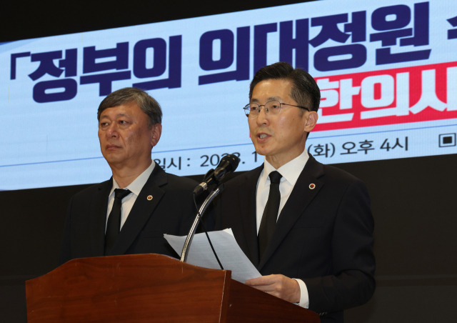 이필수(오른쪽) 대한의사협회 회장이 21일 서울 용산구 대한의사협회회관에서 정부의 의대 정원 수요조사 발표에 대한 기자회견을 열고 발언하고 있다. 연합뉴스