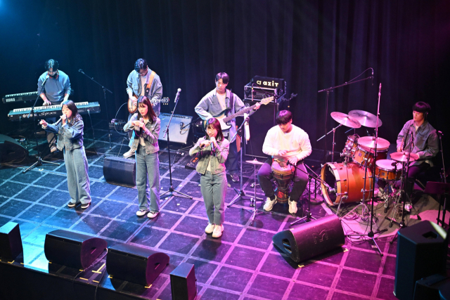 19일 CJ아지트 광흥창에서 열린 CJ나눔재단 CJ도너스캠프 청소년 문화동아리 쇼케이스에서 음악 부문 참가 동아리 포레스트 밴드가 ‘구름’을 연주하고 있다. 사진 제공=CJ나눔재단