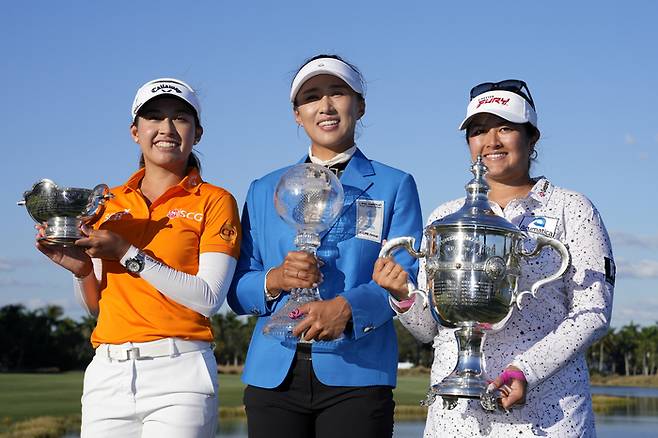 아타야 티띠꾼, 양희영, 릴리아 부(왼쪽부터)가 20일 미국 LPGA 투어 시즌 최종전 CME 그룹 투어 챔피언십을 마친 뒤 트로피를 들고 행복한 미소를 짓고 있다. 티띠꾼은 베어트로피(평균타수 1위), 양희영은 투어 챔피언십 우승컵, 릴리아 부는 올해의 선수 트로피를 받았다. 네이플스｜AP연합뉴스