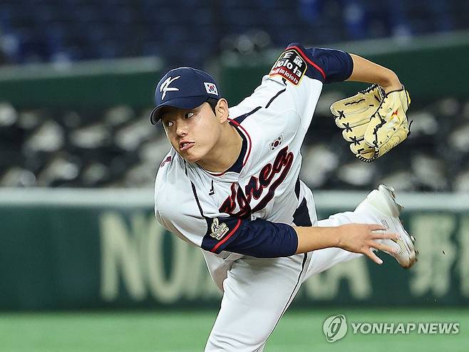 역투하는 문동주 (도쿄=연합뉴스) 한종찬 기자 = 16일 일본 도쿄돔에서 열린 아시아프로야구챔피언십(APBC) 예선 1차전 대한민국과 호주의 경기. 한국 선발 문동주가 역투하고 있다. 2023.11.16 saba@yna.co.kr